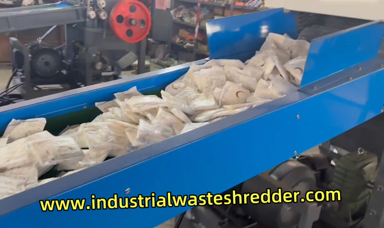 Ελαττωματικές πάνες Απορρίπτεται Shredder Υγιεινές χαρτοπετσέτα Συγκλονίζοντας με αποτελεσματική περιστροφική λεπίδες κόπτης